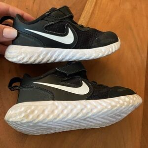 Toddler NIKE - size 7c